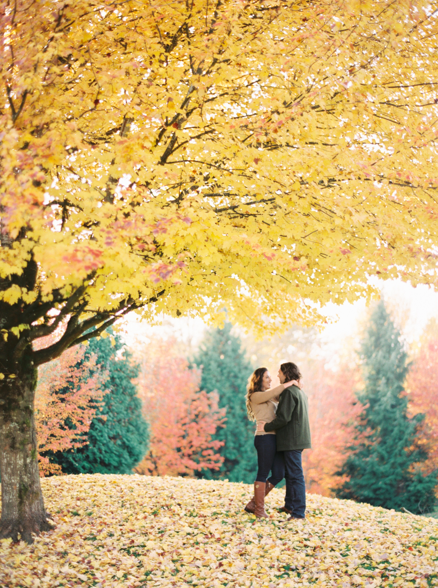 seattle-fall-foliage-engagement-photos-film-001