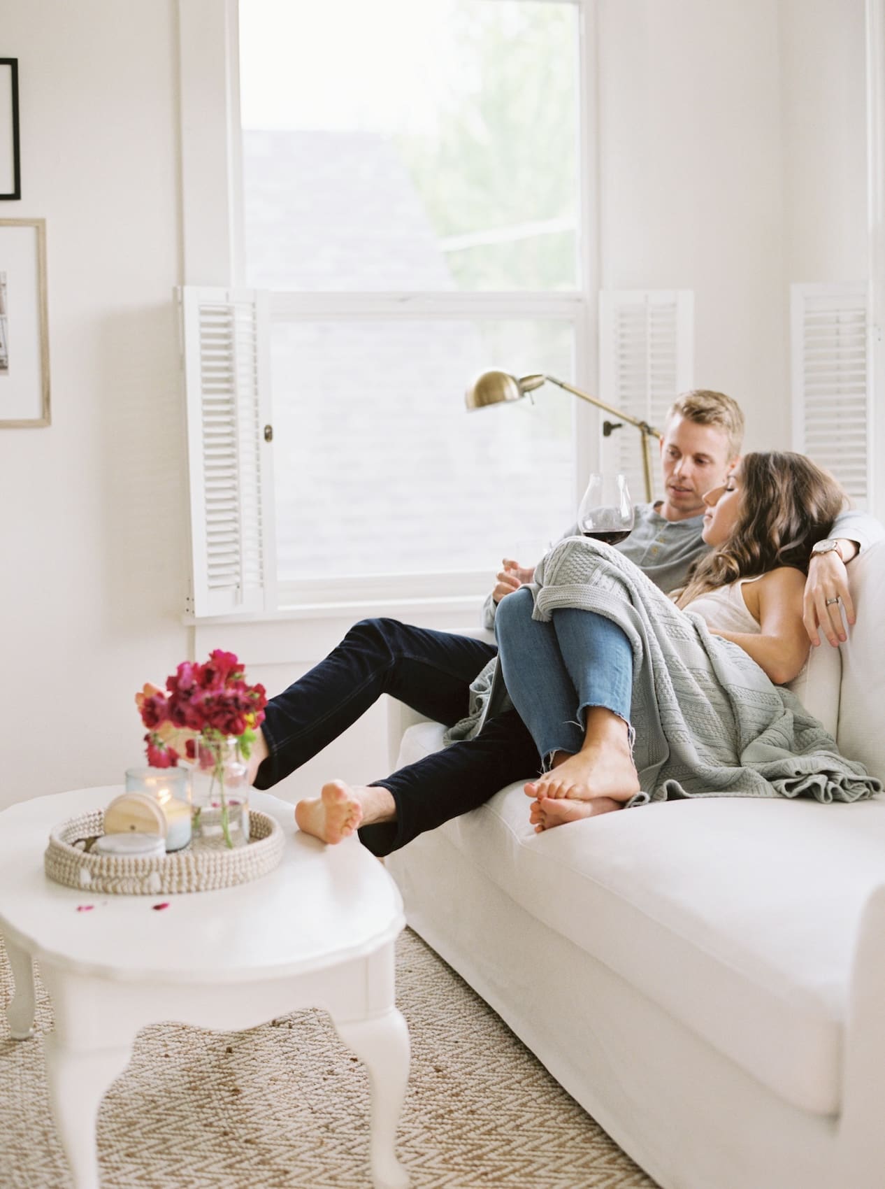 Casual Seattle at home engagement photos in cozy living room
