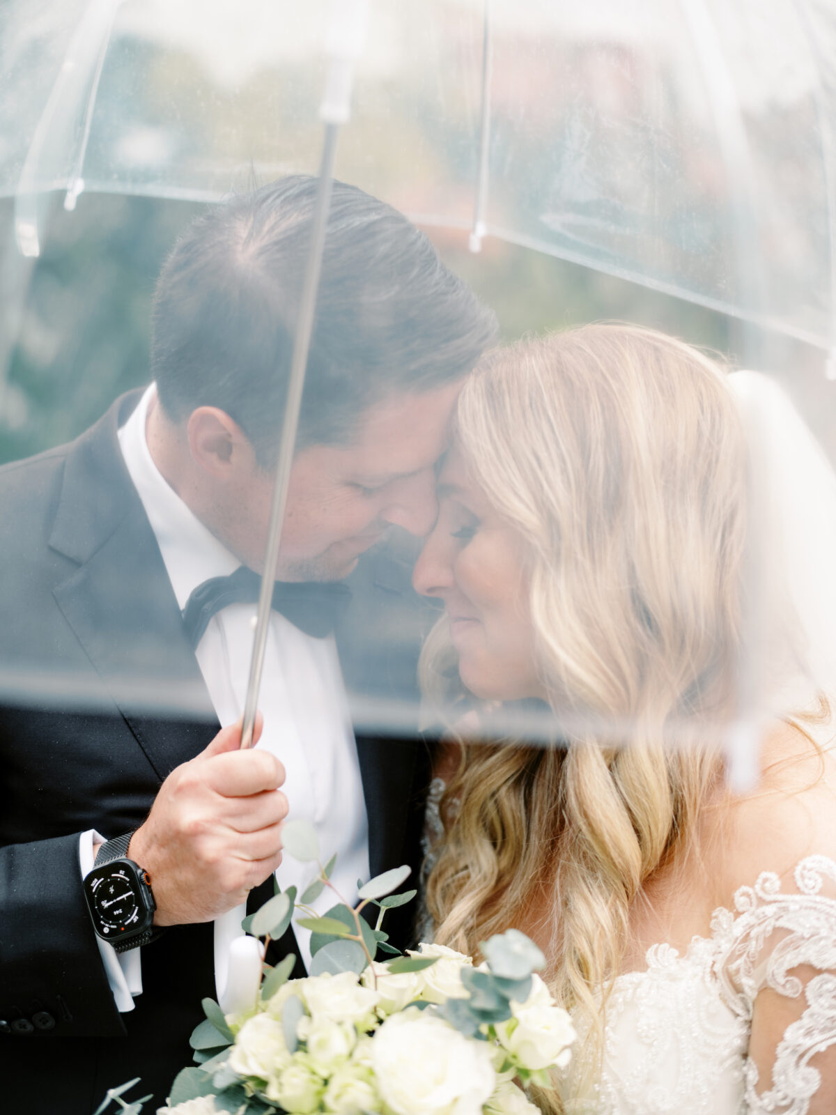 bride and groom with umbrellas at fox hollow farm wedding