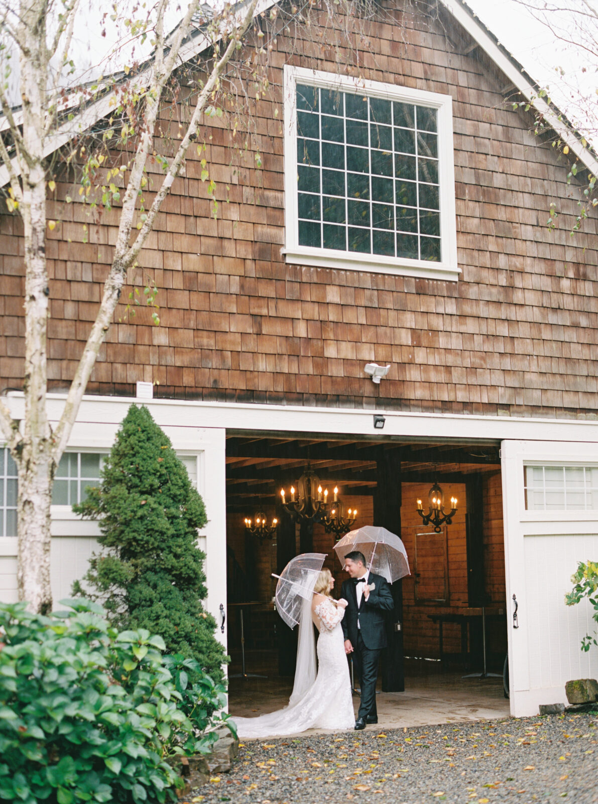 bride and groom with umbrellas at fox hollow farm wedding