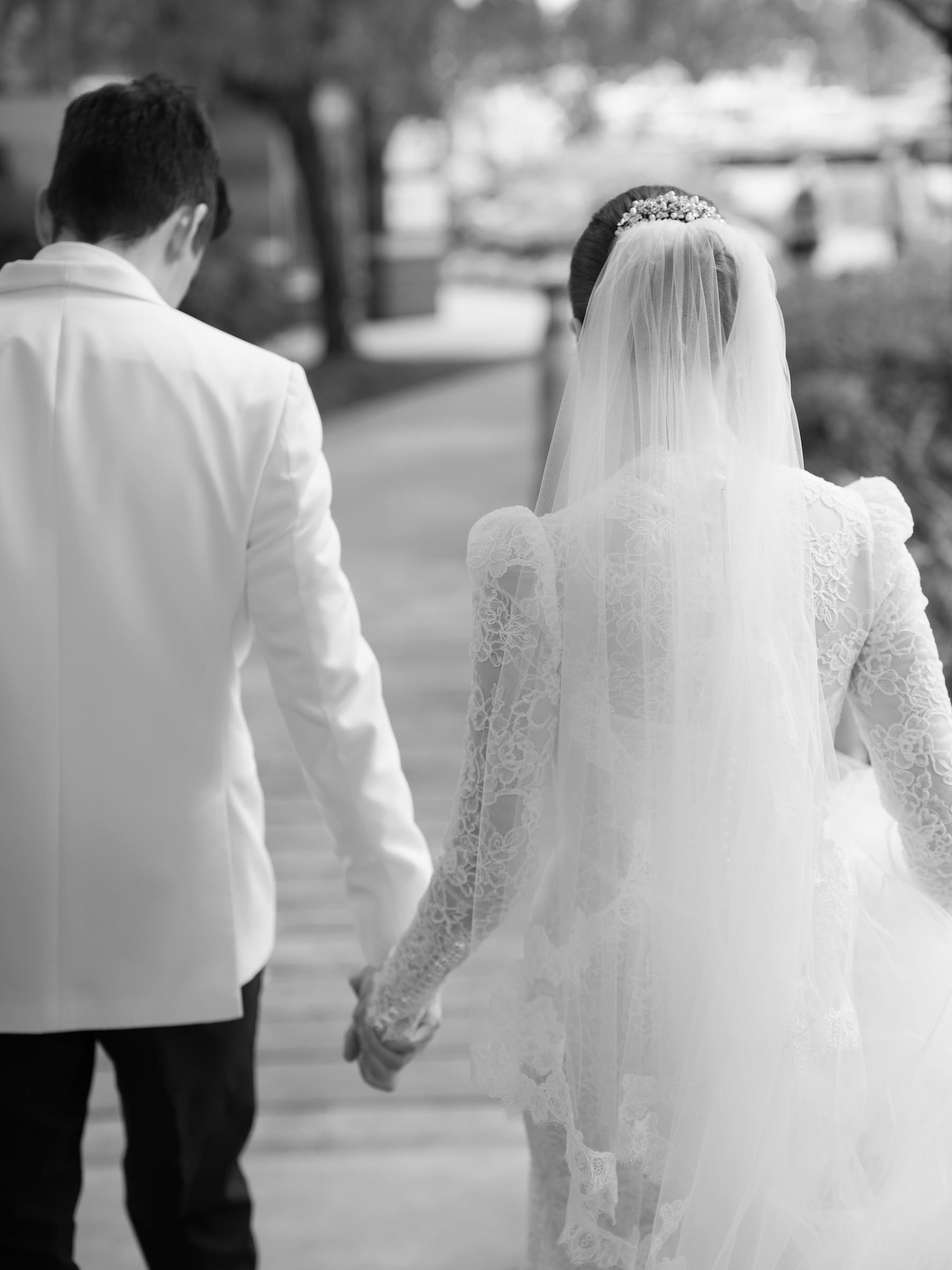Wedding couple walking at Woodmark Hotel Wedding Photography